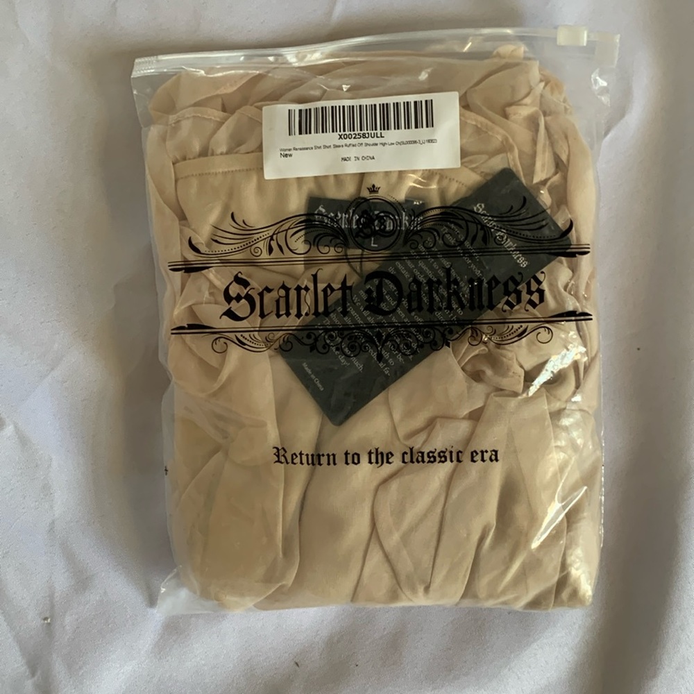 NWT Scarlet Darkness cream Renaissance off the shoulder woman’s shirt